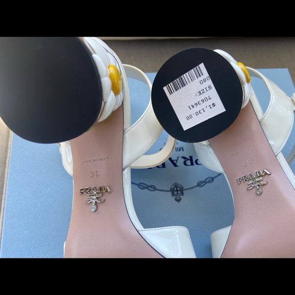 Worn once Prada white patent leather sandals with flowered heel - Picture 7 of 7